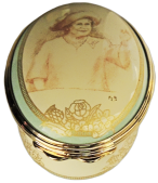 Queen Mother 100th Sanguine (02/6291) 2.12" oval. Inside Lid: " A tribute to Her Majesty Queen Elizabeth The Queen Mother in her Centenary year 1900 - 2000. (Coat of Arms drawing) Certificate of Authenticity. Original portrait by Molly Bishop.
